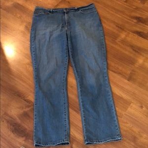 🌟Medium wash Lee relaxed jeans🌟